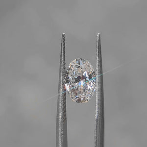 "Sunlight video showing 1.902ct oval cut diamond's brilliant fire"