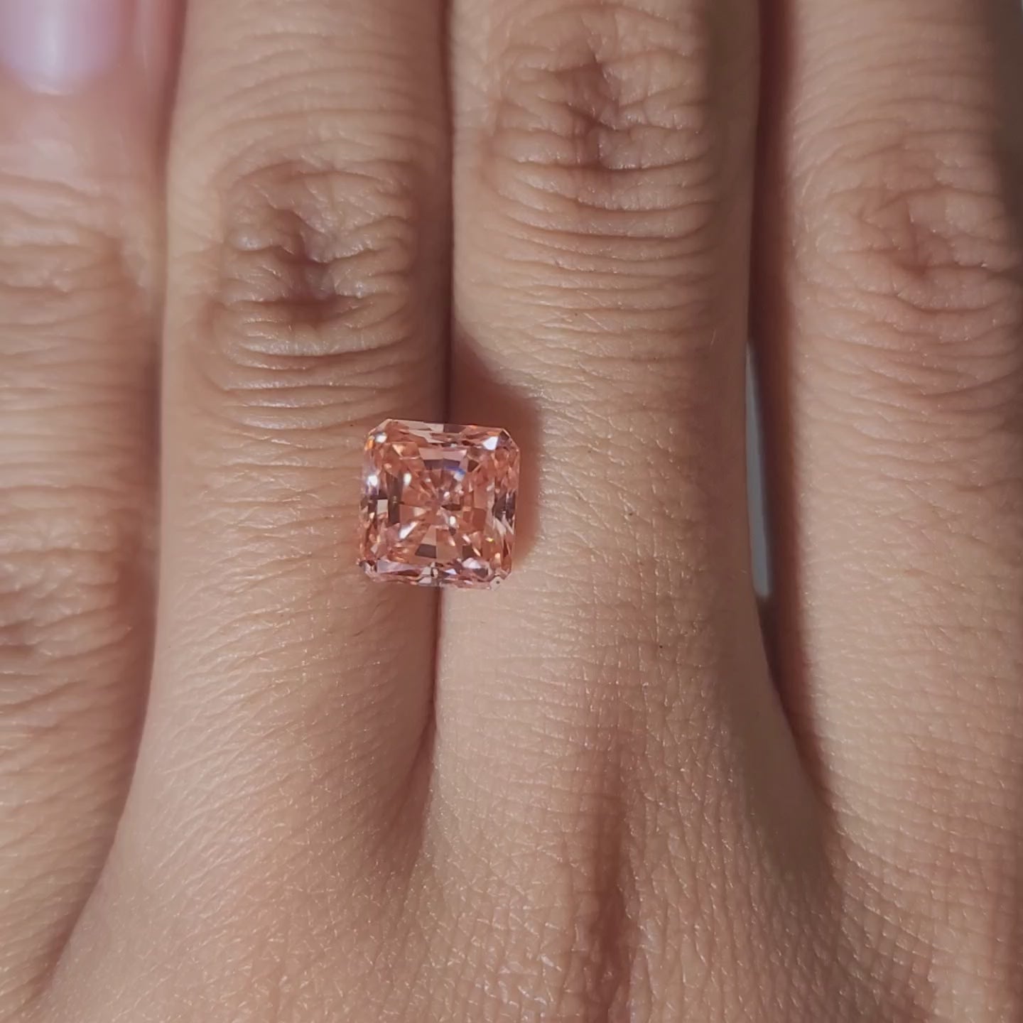 360-degree video of 3.06ct diamond's depth in warm lighting