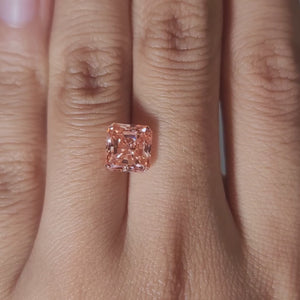 360-degree video of 3.06ct diamond's depth in warm lighting