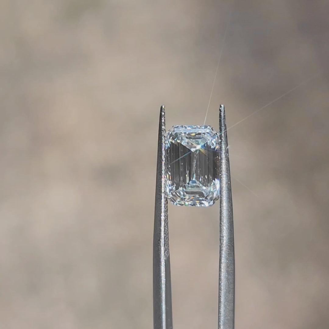 Daylight video highlighting 3.09ct emerald diamond's large table