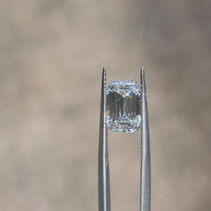 Daylight video highlighting 3.09ct emerald diamond's large table