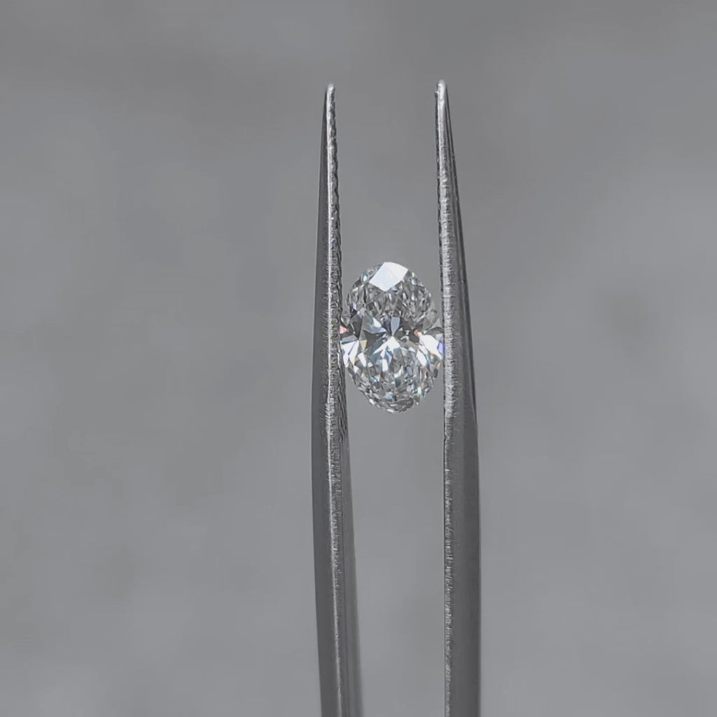 Sunlit video of 1.03ct oval lab diamond's fire and scintillation