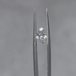 Sunlit video of 1.03ct oval lab diamond's fire and scintillation