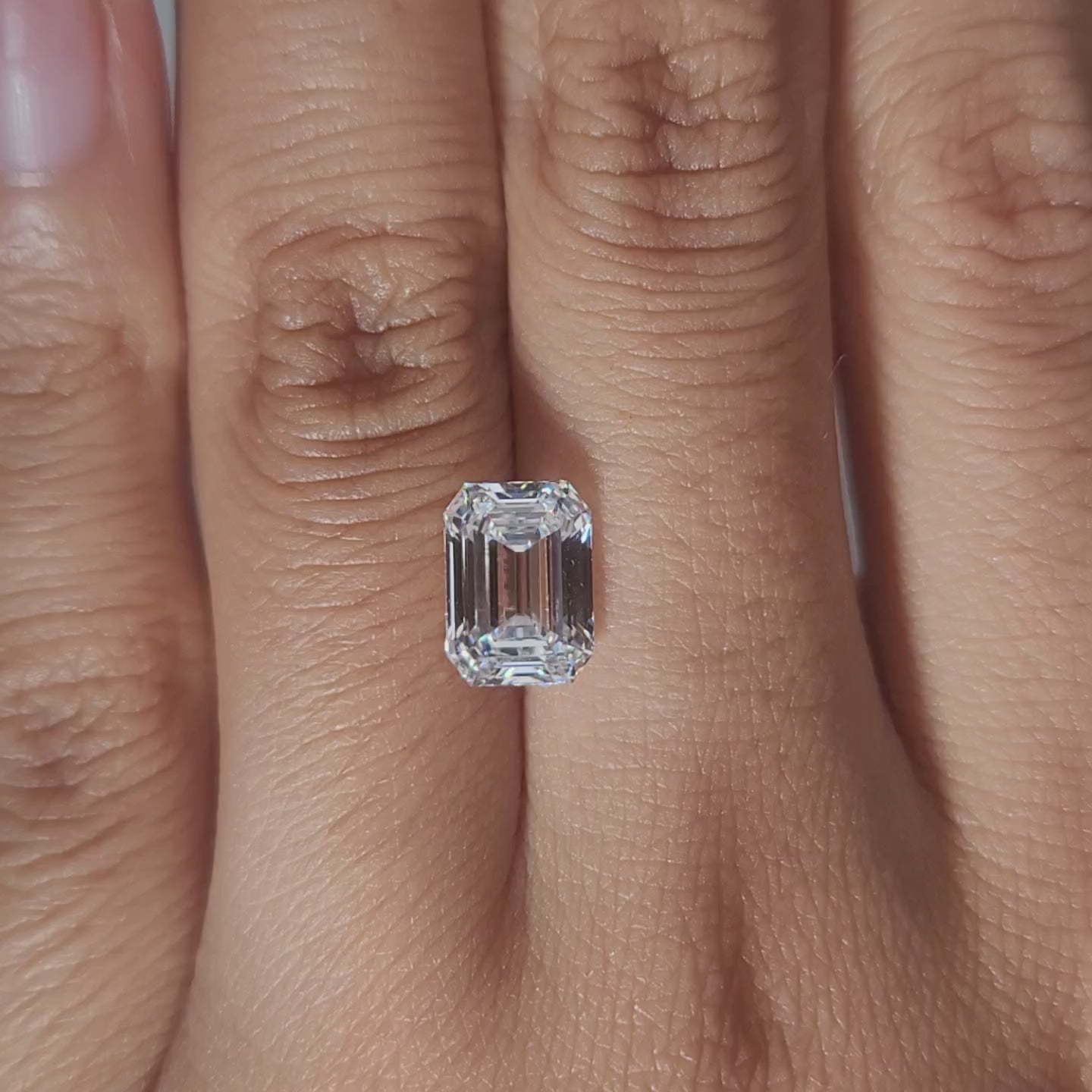 video of 2.297ct D-color emerald diamond in warmlight