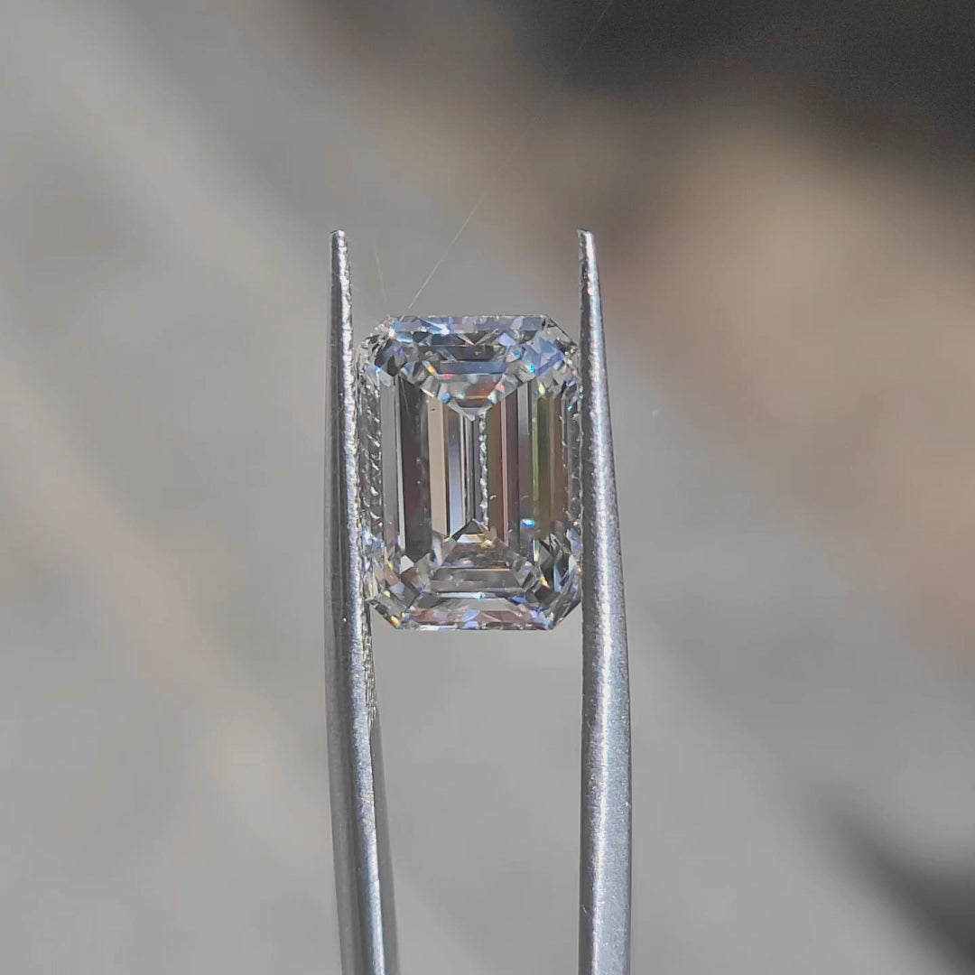 Sunlit video of 5.87ct emerald cut lab diamond’s step facets and F color clarity"