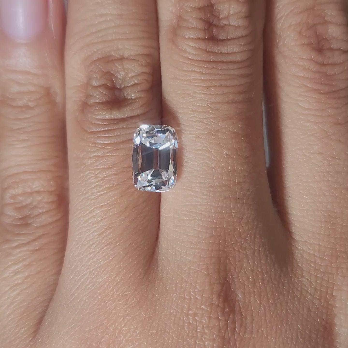 Indoor video of 3.04ct cushion cut D color VVS2 diamond
