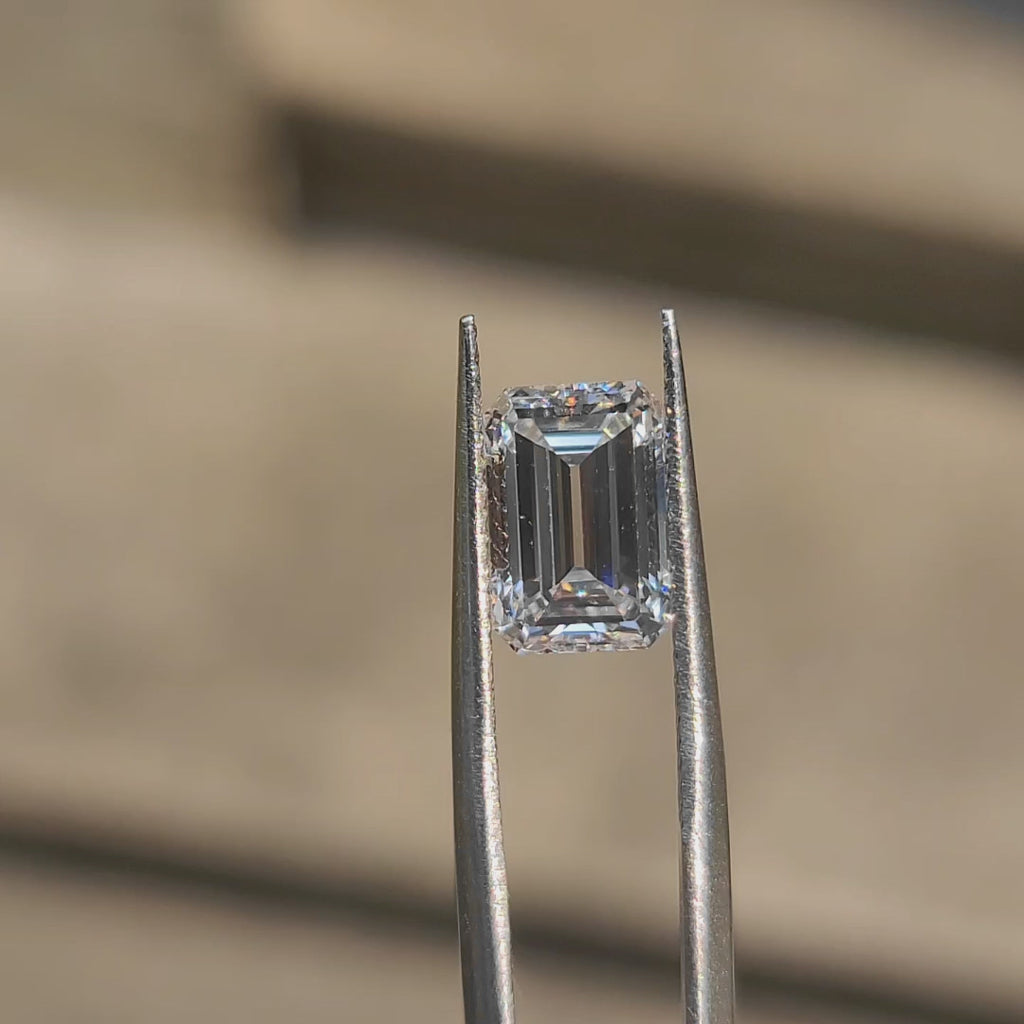 360-degree video of Doveggs’ certified 3.24ct emerald cut lab diamond with D color and VVS1 clarity under natural light.