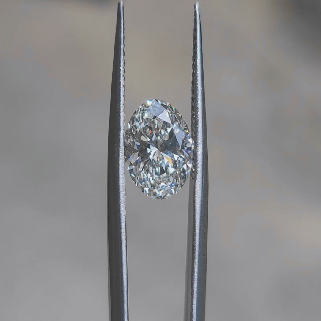 Sunlight video highlighting 2.73ct oval G color VS1 diamond's brilliance