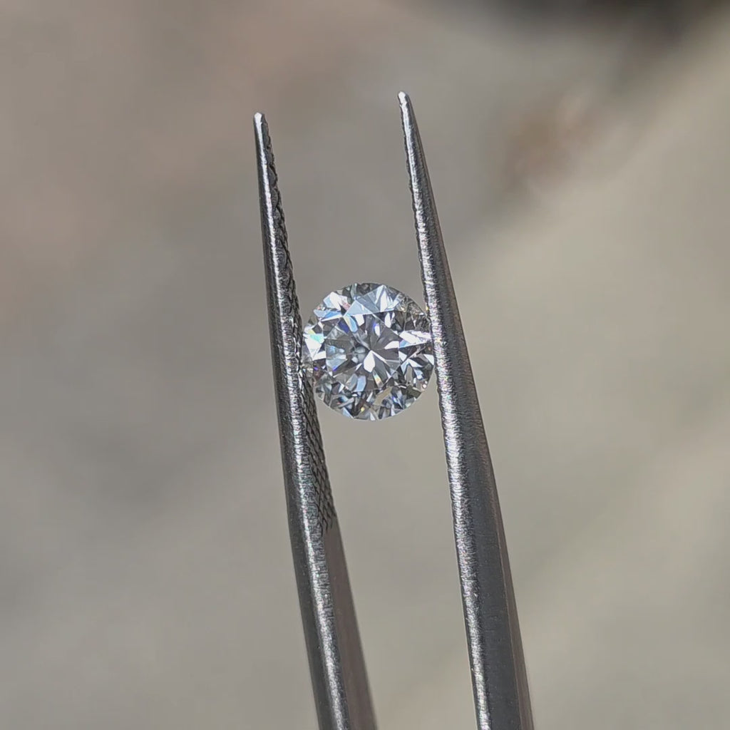 See the sparkle of a 1.08ct Crown Arrow Cut™ lab diamond in sunlight.