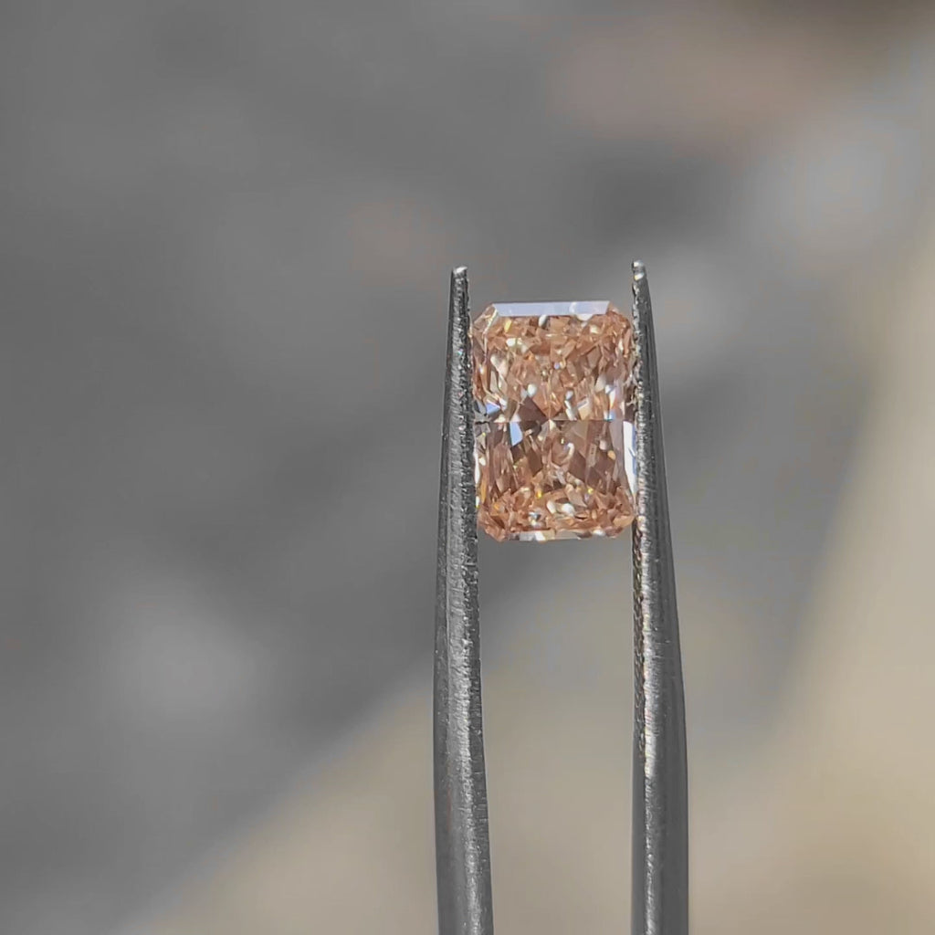 Sunlight video of 2.06ct radiant cut's facet pattern
