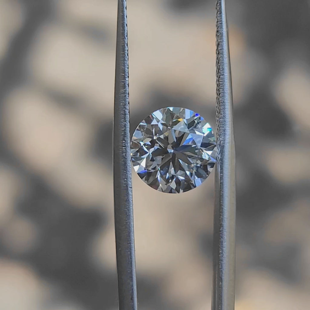 "Sunlight video showing 3.055ct round cut diamond's brilliant sparkle"