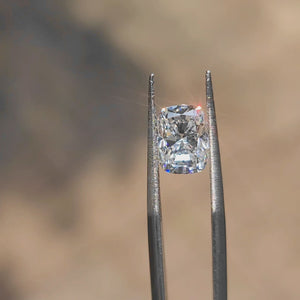 Outdoor video of 2.57ct cushion cut's D color fire