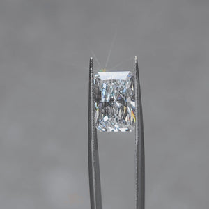 Brilliance video of 5.10ct radiant cut's fire and scintillation