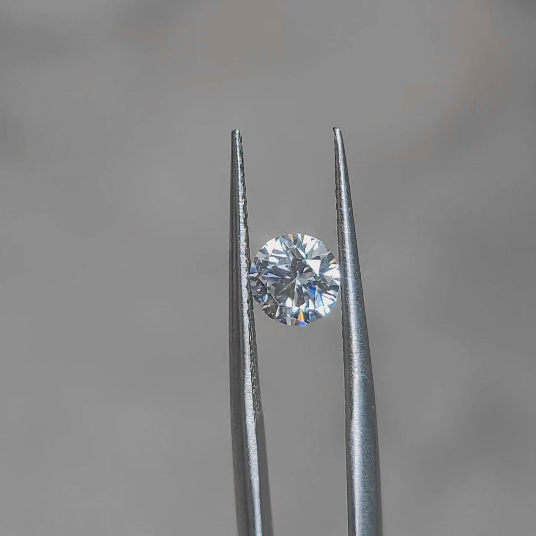 Sunlight video showcasing 0.696ct round D color diamond's sparkle in natural light
