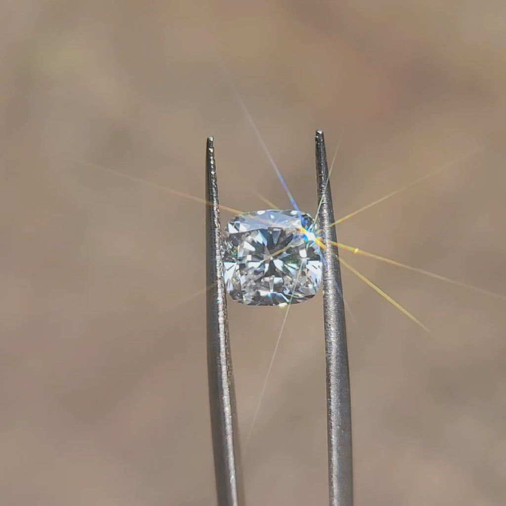 Sunlight video highlighting 2.54ct cushion cut's symmetry