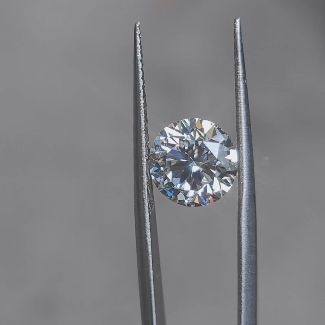 Outdoor sparkle video of 3.112ct round E color VVS2 diamond