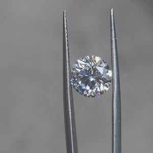 Outdoor sparkle video of 3.112ct round E color VVS2 diamond