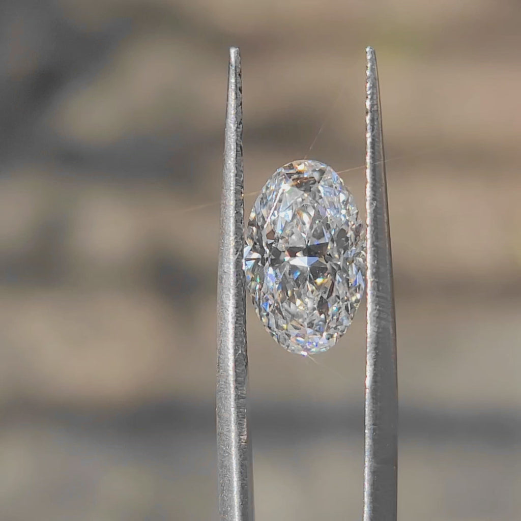 "Sunlight video showing 3.007ct oval cut diamond's E color purity"