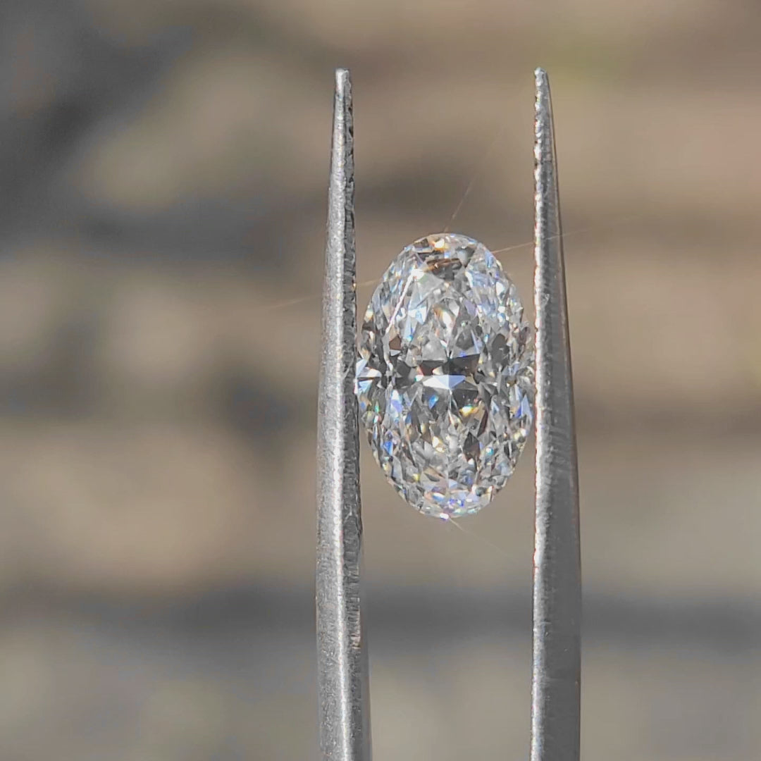 "Sunlight video showing 3.007ct oval cut diamond's E color purity"