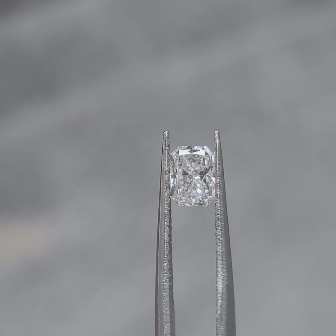 Brilliance video of 1.031ct radiant cut's E color purity lab diamond