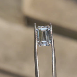 360-degree video of Doveggs’ certified 3.17ct emerald cut lab diamond with D color and VVS1 clarity under natural light.