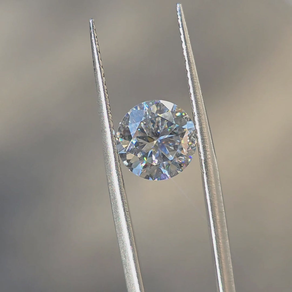 Doveggs Crown Arrow Cut Round Moissanite Loose Stone in Sunlight