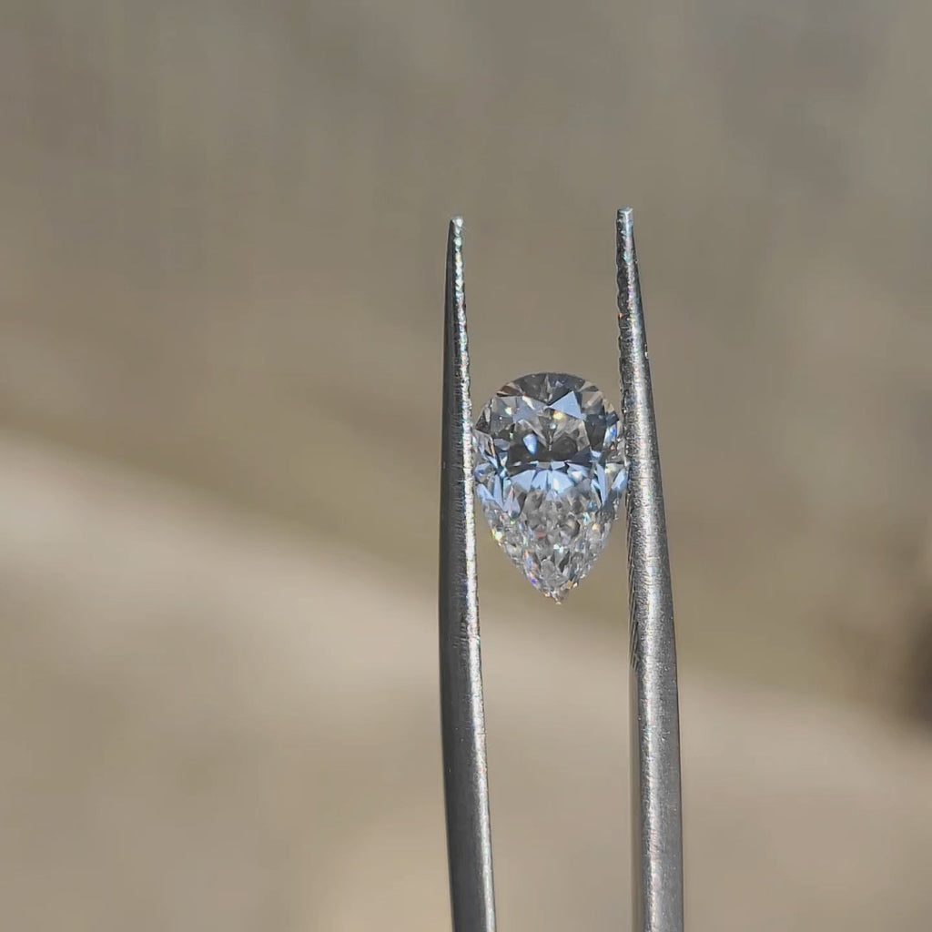 Side profile video showing 2.02ct pear shaped diamond's symmetry