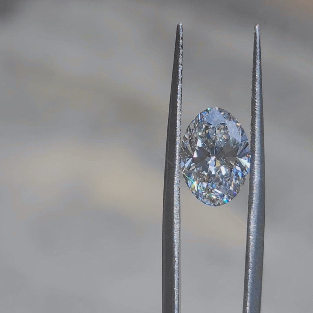 Outdoor sparkle video of 2.45ct oval E color SI1 diamond