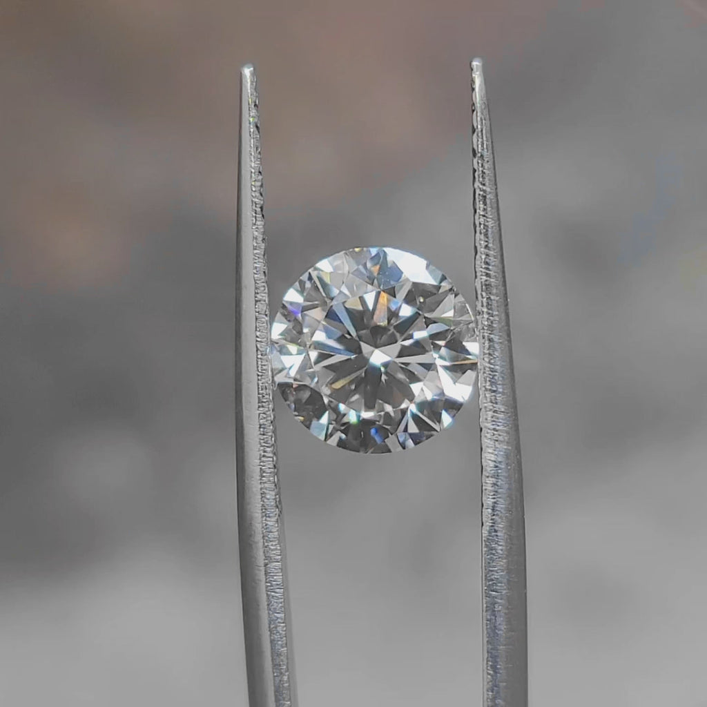 "Sunlight video showing 2.667ct round cut diamond's brilliant sparkle"