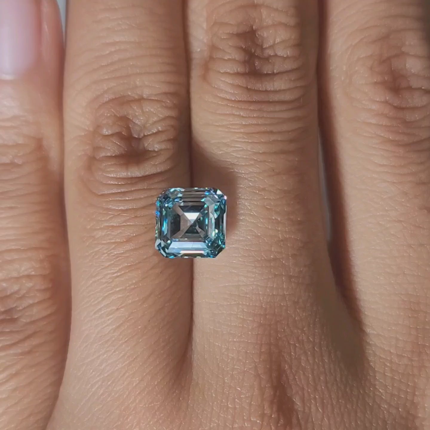 shaped light pattern video in 8.00mm square diamond