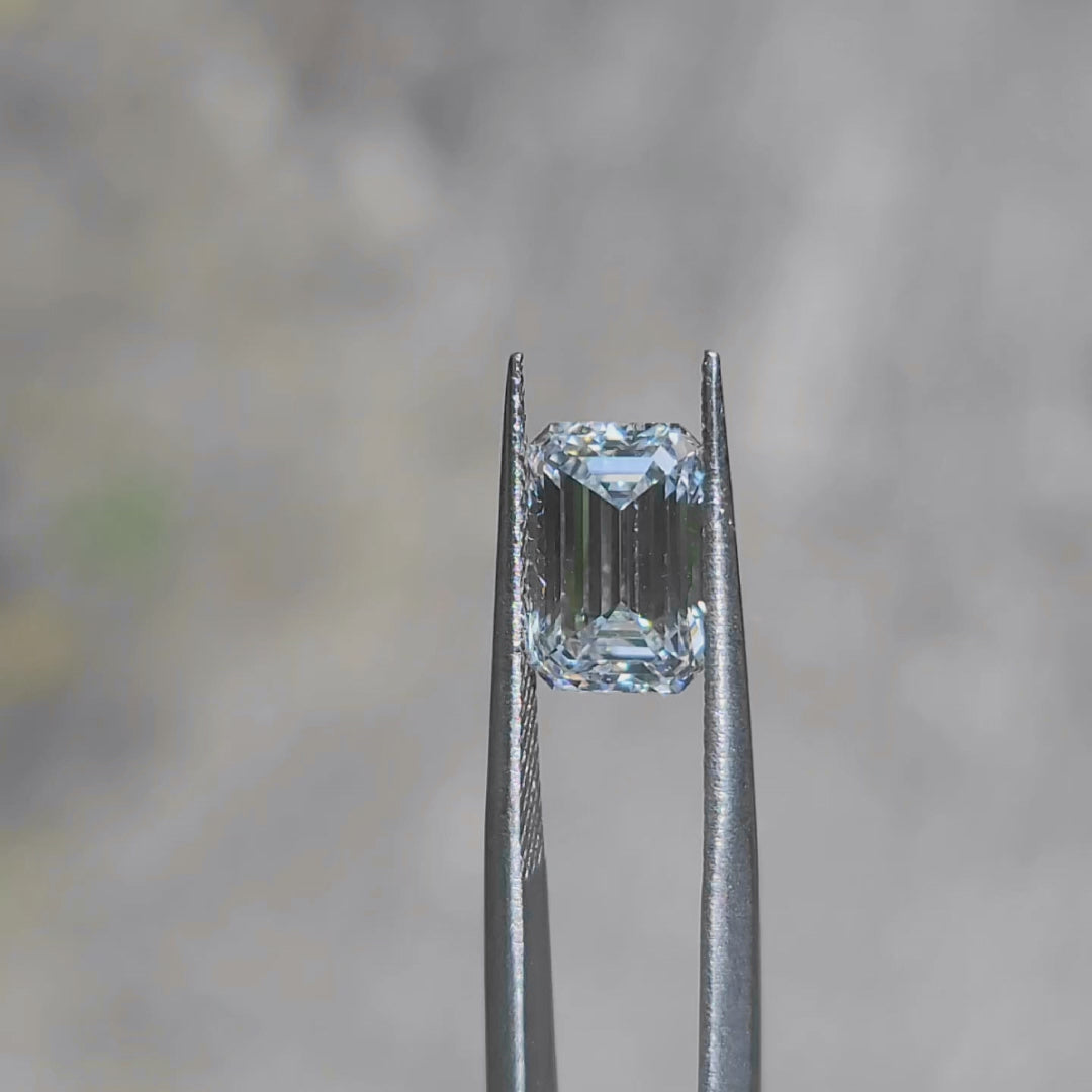 Sunlight video of 3.02ct emerald diamond's hall-of-mirrors effect 
