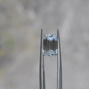 Sunlight video of 3.02ct emerald diamond's hall-of-mirrors effect 