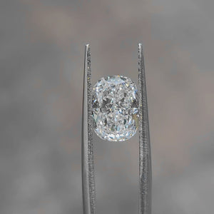"Sunlight video showing 2.600ct cushion cut diamond's D color purity"