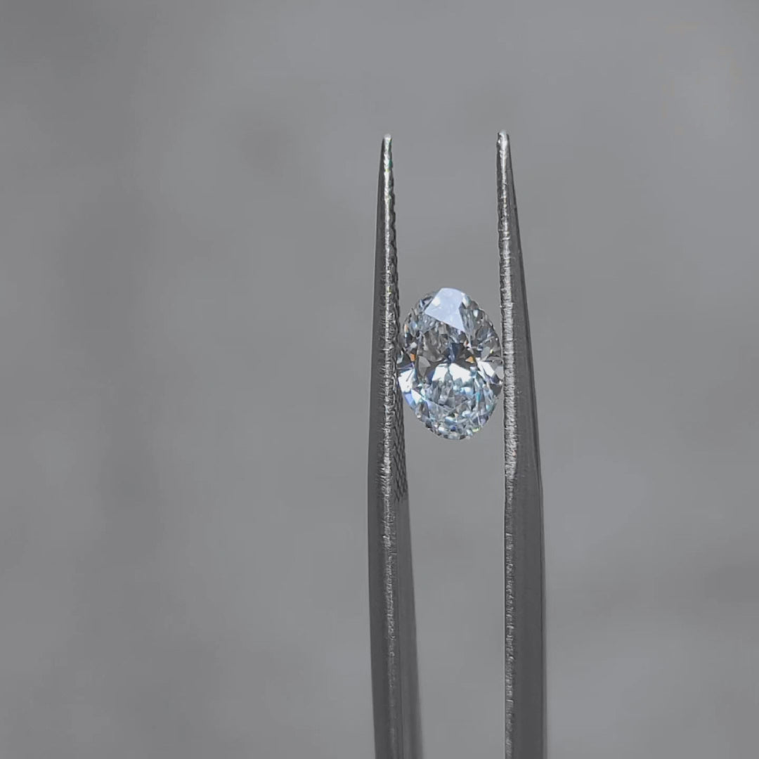 Sunlight video showcasing 1.03ct oval lab diamond's excellent symmetry