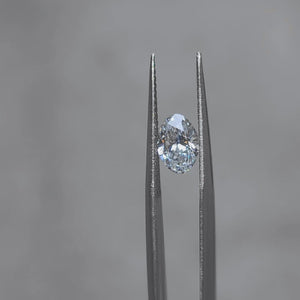 Sunlight video showcasing 1.03ct oval lab diamond's excellent symmetry