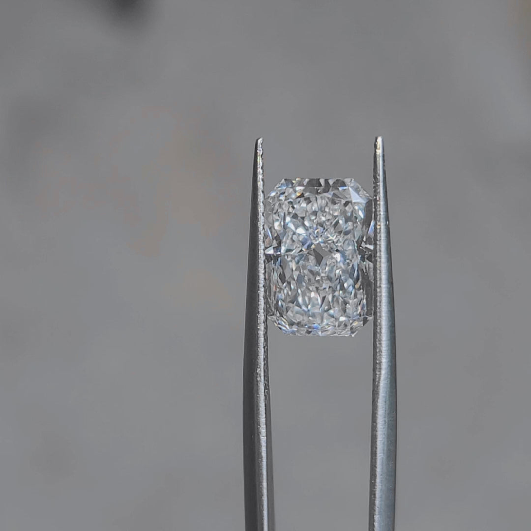 Outdoor sparkle video of 4.303ct radiant E color VS1 diamond's brilliant faceting