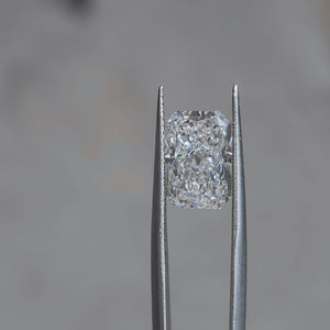 Outdoor sparkle video of 4.303ct radiant E color VS1 diamond's brilliant faceting