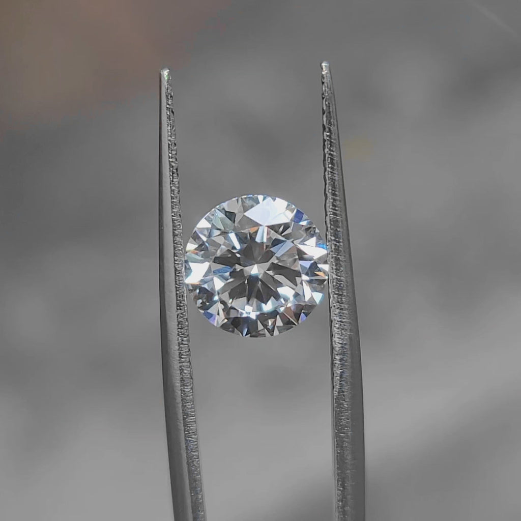 "Sunlight video showing 2.548ct round cut diamond's near-colorless sparkle"