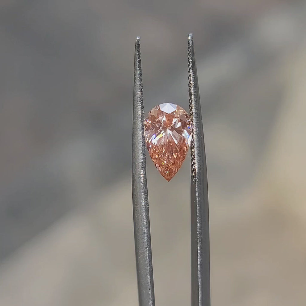 Sunlight video showing 1.54ct pear cut's color gradient