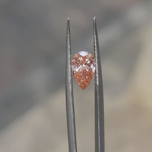 Sunlight video showing 1.54ct pear cut's color gradient