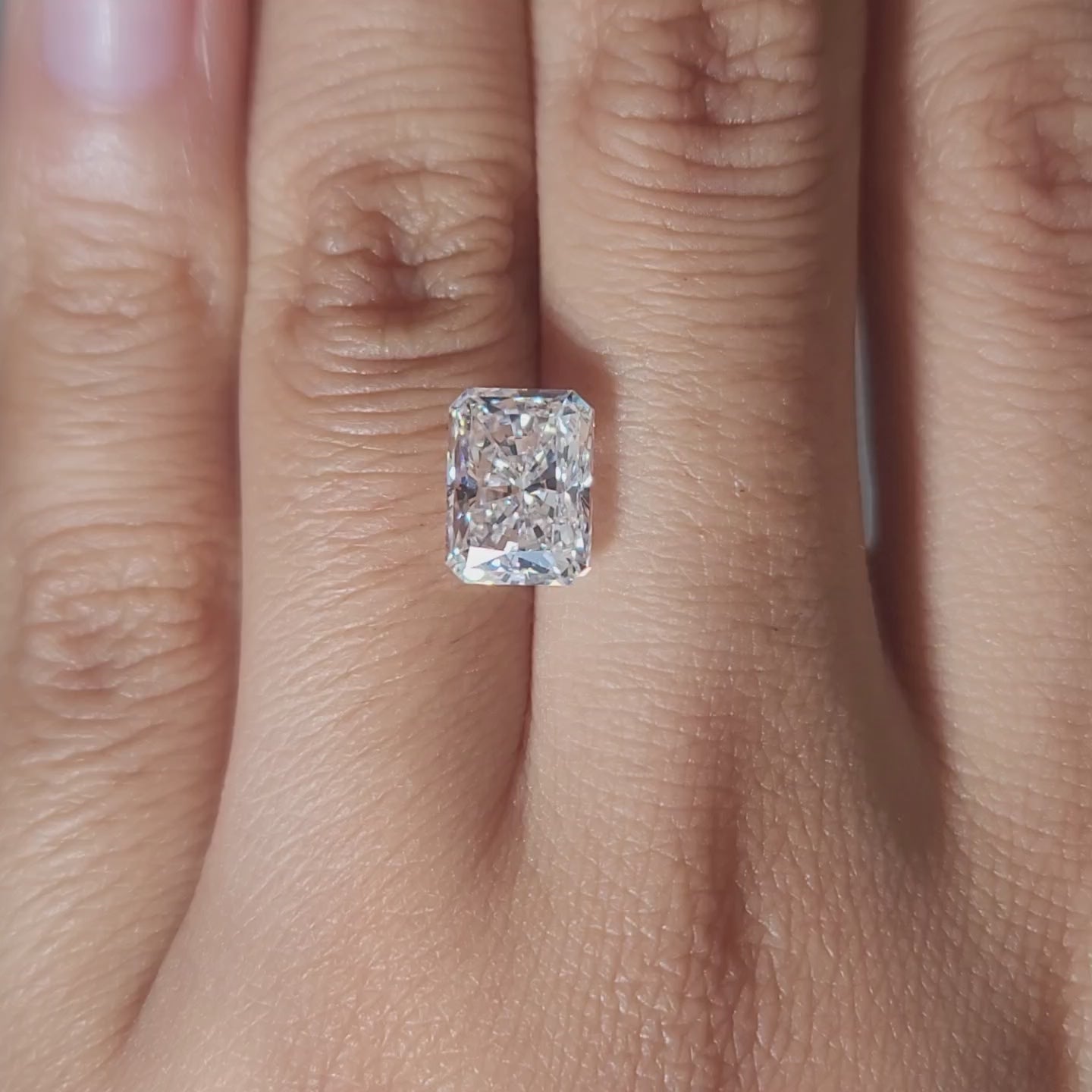 Extreme close-up of 3.06ct diamond's VVS1 clarity characteristics