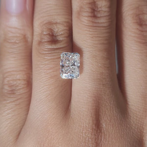 Extreme close-up of 3.06ct diamond's VVS1 clarity characteristics