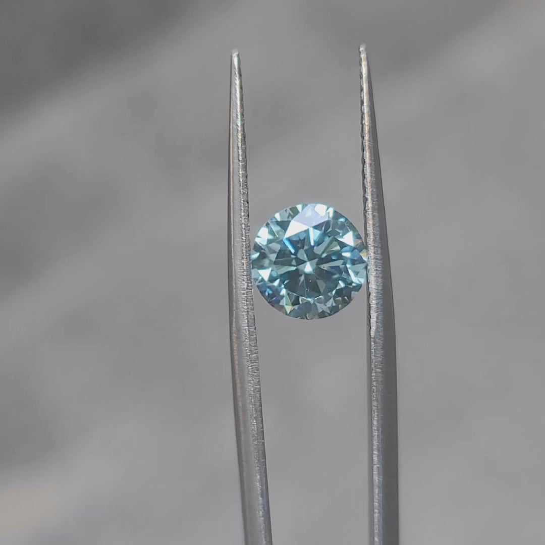 360-degree view of 2.160ct Round Fancy Vivid Green VS1 lab diamond in sunlight

