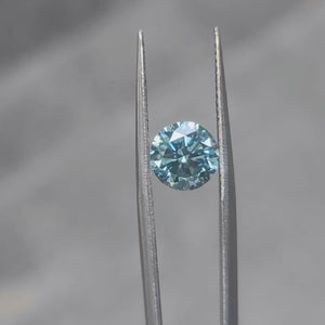 360-degree view of 2.160ct Round Fancy Vivid Green VS1 lab diamond in sunlight

