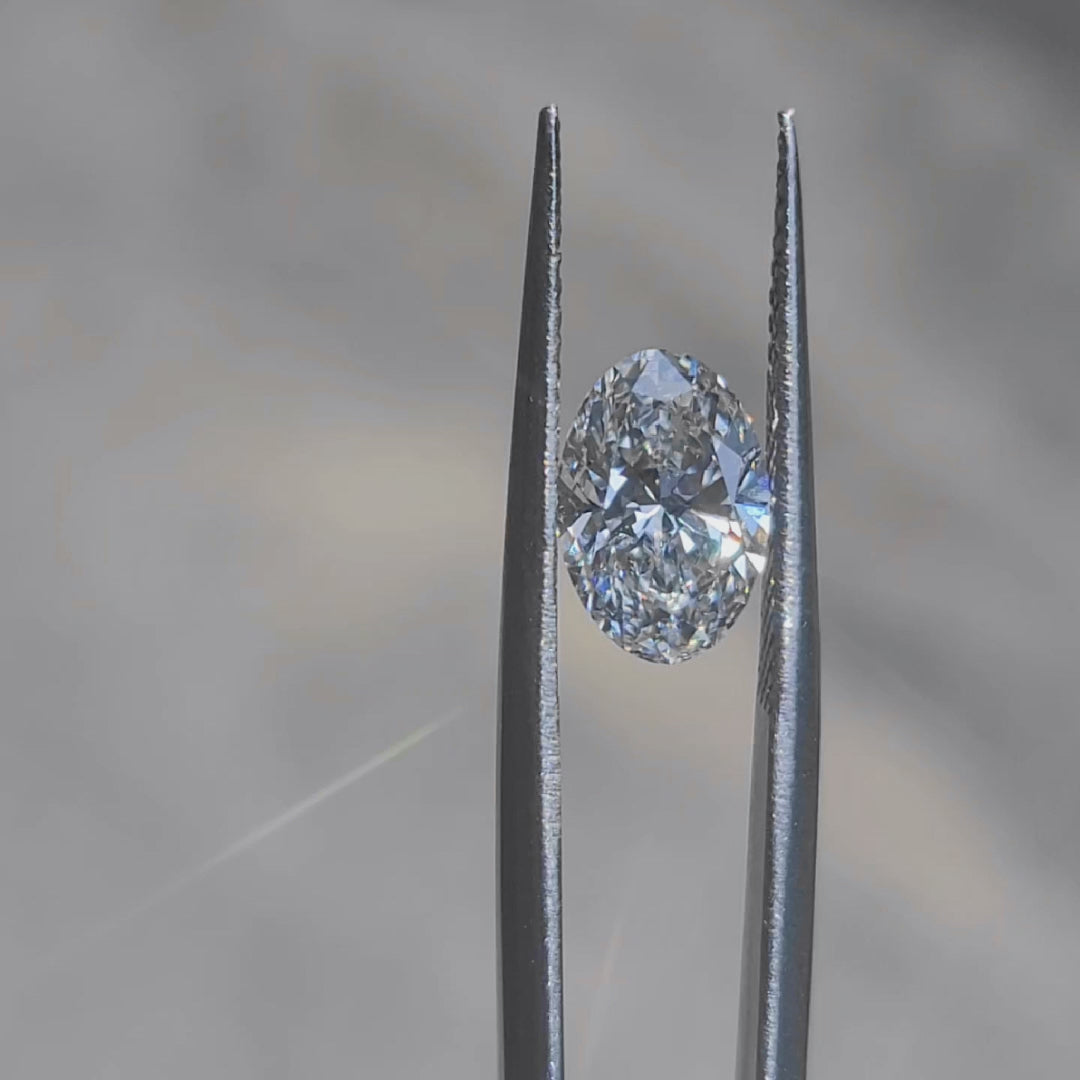 Outdoor video capturing 2.03ct oval F color SI1 diamond's sparkle