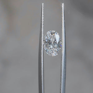 Sunlight video showcasing 1.613ct oval cut's F color and sparkle