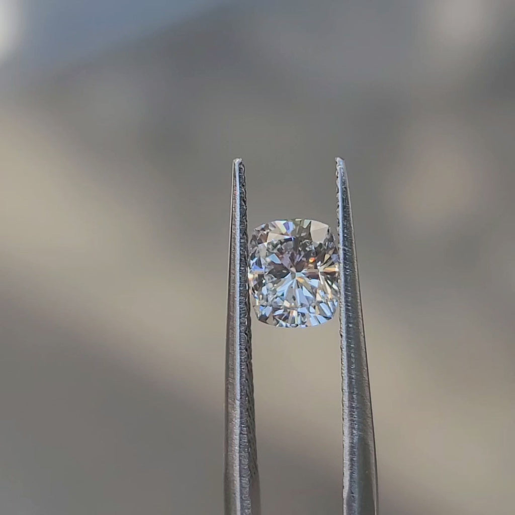 "Sunlight video showing 1.03ct cushion cut diamond's warm sparkle"