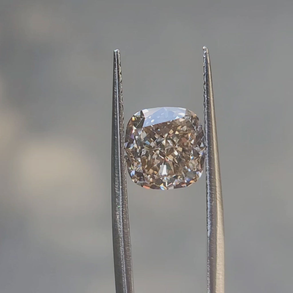 "Sunlight video showing 3.546ct cushion cut diamond's warm tone"