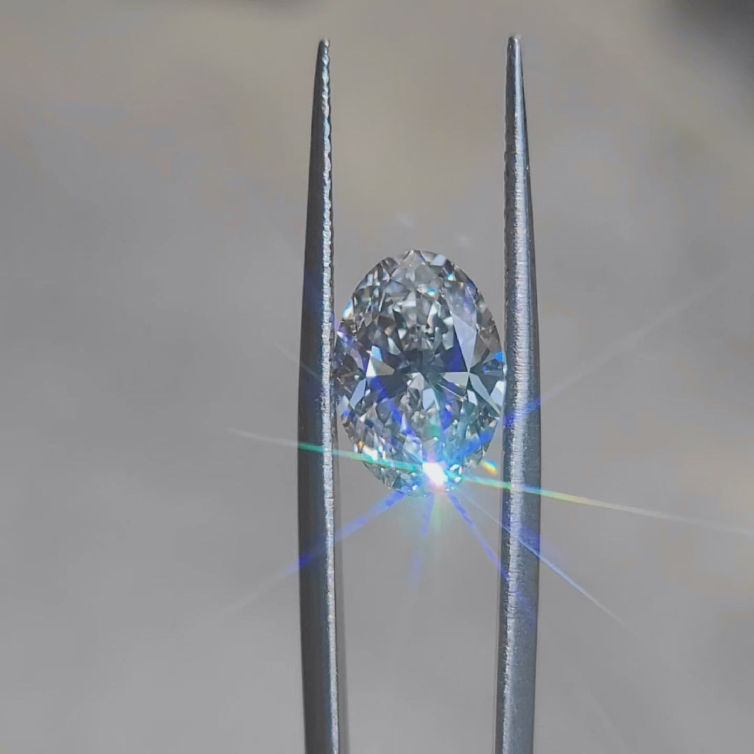 Sunlit video capturing 3.37ct oval G color VS1 diamond's fire
