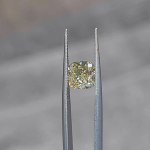 Outdoor video capturing 2.563ct cushion vivid yellow diamond's sparkle